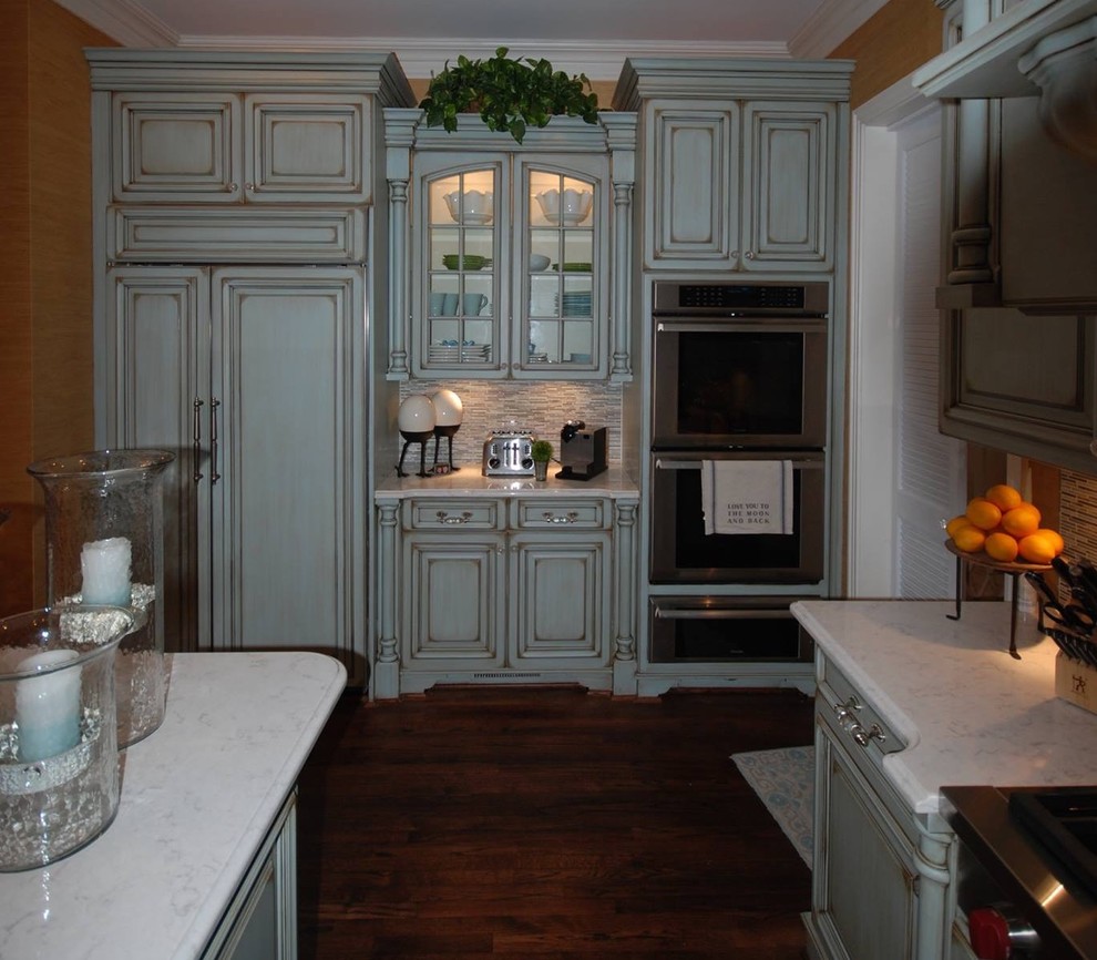 Immagine di una grande cucina classica con ante con bugna sagomata, top in marmo, paraspruzzi multicolore e paraspruzzi con piastrelle in ceramica