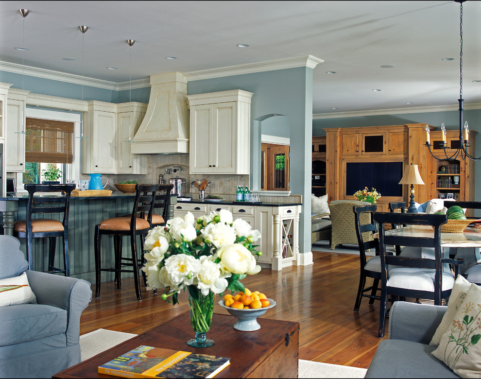 Design ideas for a traditional kitchen in Grand Rapids.
