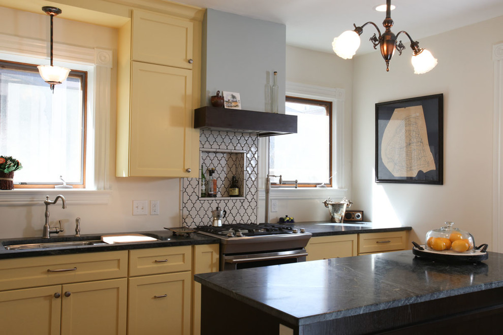 Idéer för att renovera ett avskilt vintage l-kök, med en undermonterad diskho, luckor med infälld panel, gula skåp, bänkskiva i täljsten, vitt stänkskydd, stänkskydd i mosaik och rostfria vitvaror