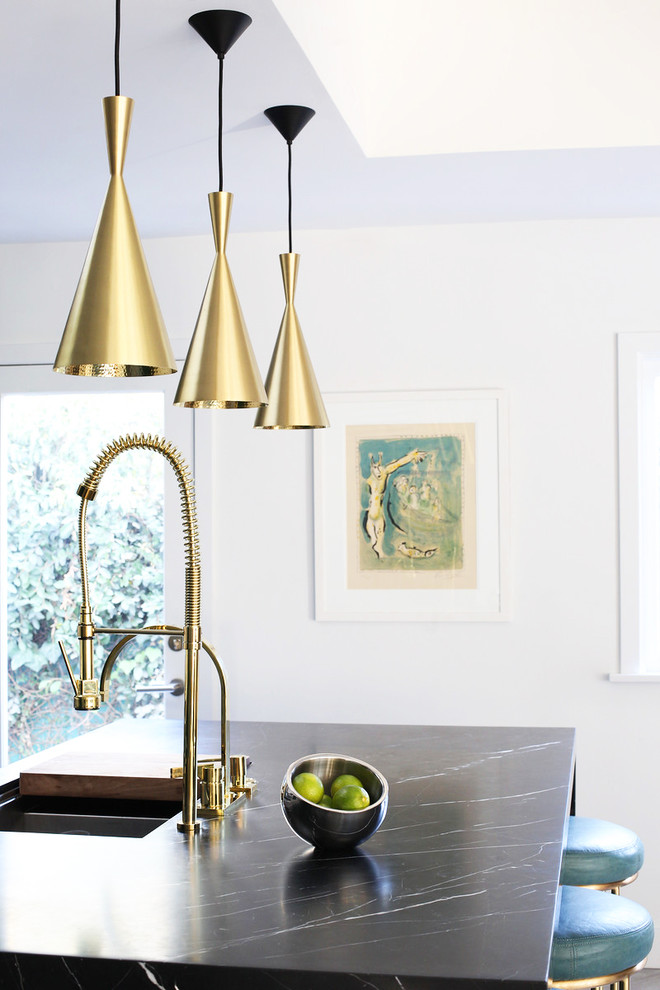 Immagine di una cucina minimal con lavello sottopiano, top in marmo, paraspruzzi bianco, paraspruzzi con piastrelle in ceramica e elettrodomestici in acciaio inossidabile