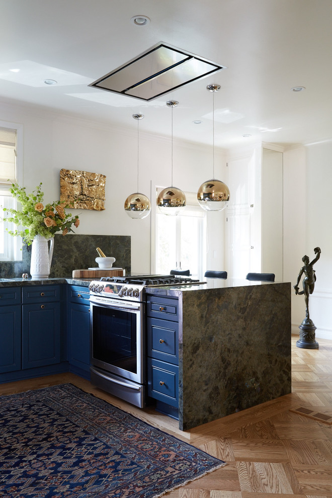 Idee per una cucina classica di medie dimensioni con lavello a doppia vasca, ante lisce, ante blu, top in marmo, paraspruzzi verde, paraspruzzi in lastra di pietra, elettrodomestici in acciaio inossidabile e parquet chiaro