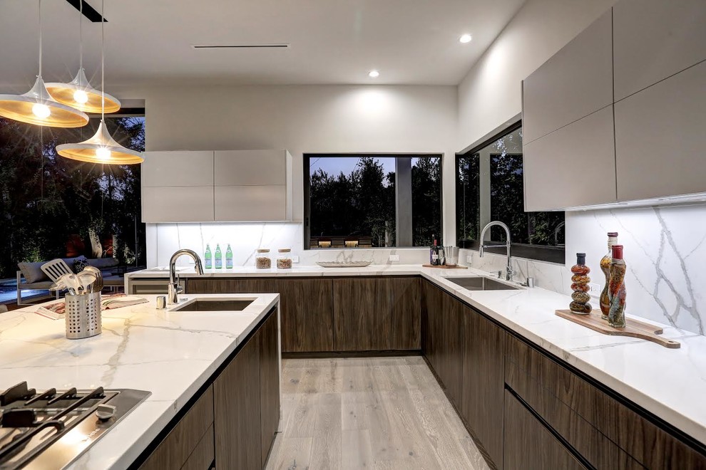 Zweizeilige, Große Moderne Wohnküche mit flächenbündigen Schrankfronten, Quarzwerkstein-Arbeitsplatte, Küchenrückwand in Weiß und Kücheninsel in Los Angeles