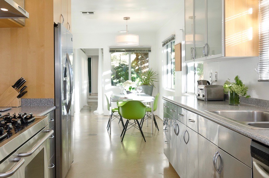 Cette image montre une cuisine américaine parallèle design de taille moyenne avec sol en béton ciré.