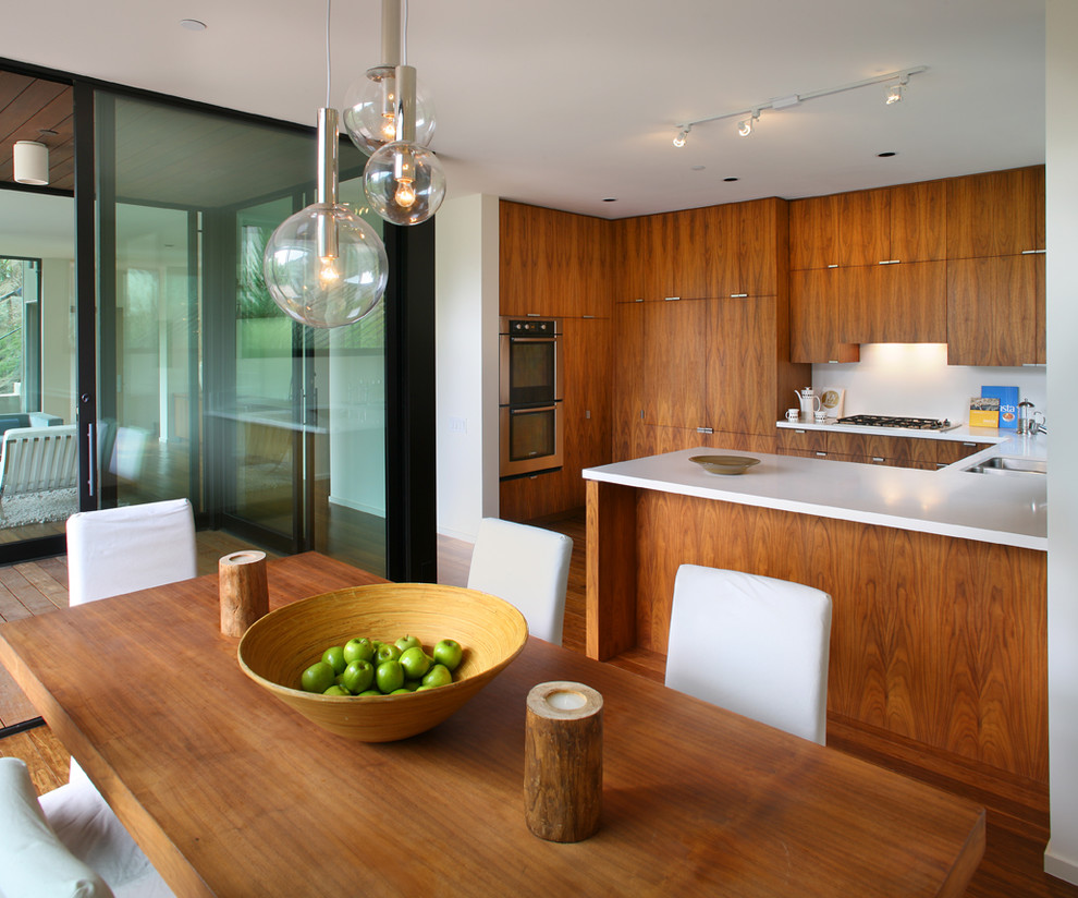 Moderne Küche in L-Form mit Küchengeräten aus Edelstahl in Los Angeles