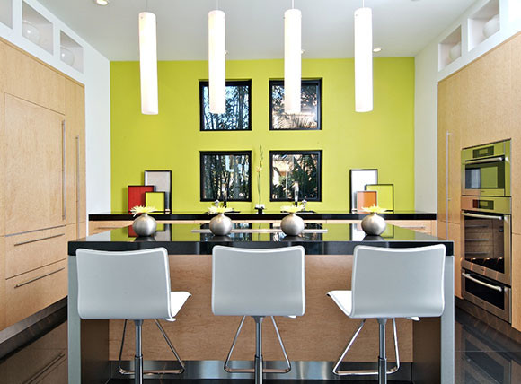 Zweizeilige, Mittelgroße Moderne Wohnküche mit flächenbündigen Schrankfronten, hellen Holzschränken, Granit-Arbeitsplatte, Küchengeräten aus Edelstahl, Kücheninsel, Küchenrückwand in Gelb und schwarzem Boden in Tampa