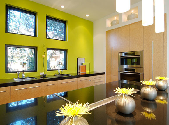 Zweizeilige, Mittelgroße Moderne Wohnküche mit flächenbündigen Schrankfronten, hellen Holzschränken, Granit-Arbeitsplatte, Küchengeräten aus Edelstahl, Kücheninsel, Küchenrückwand in Gelb und schwarzem Boden in Tampa