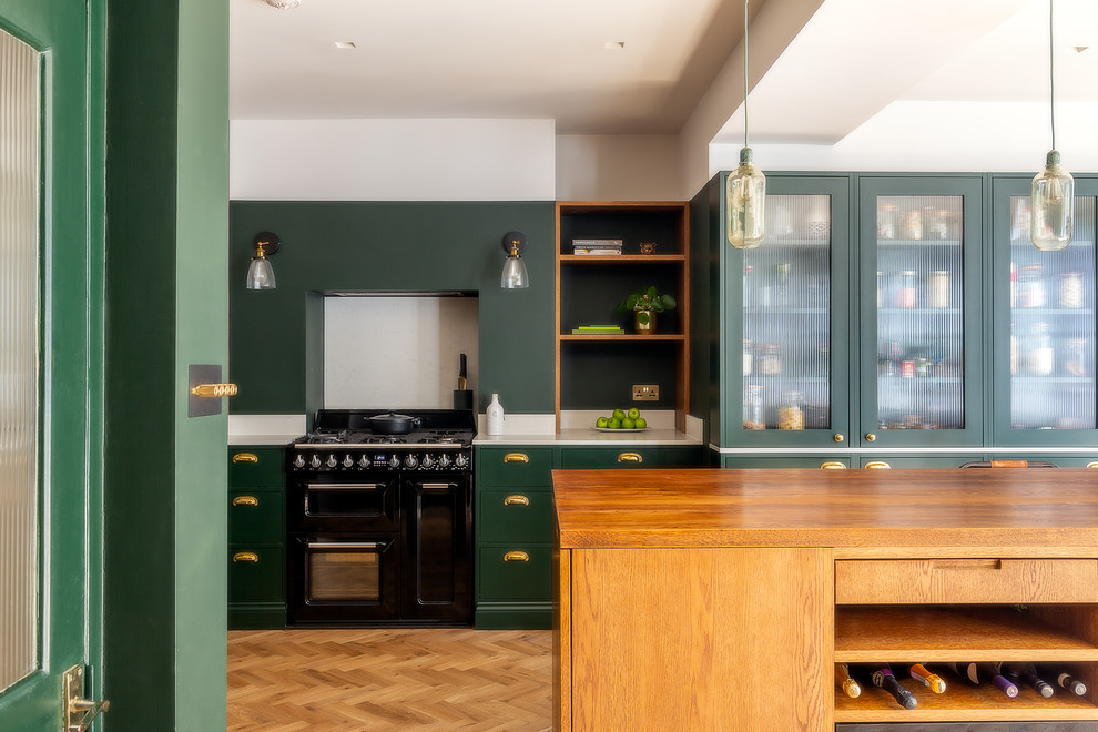 Immagine di una cucina industriale con lavello stile country, ante lisce, ante verdi, top in quarzite e top bianco