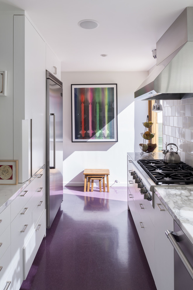 Inspiration för ett stort vintage l-kök, med luckor med glaspanel, vita skåp, marmorbänkskiva och rostfria vitvaror