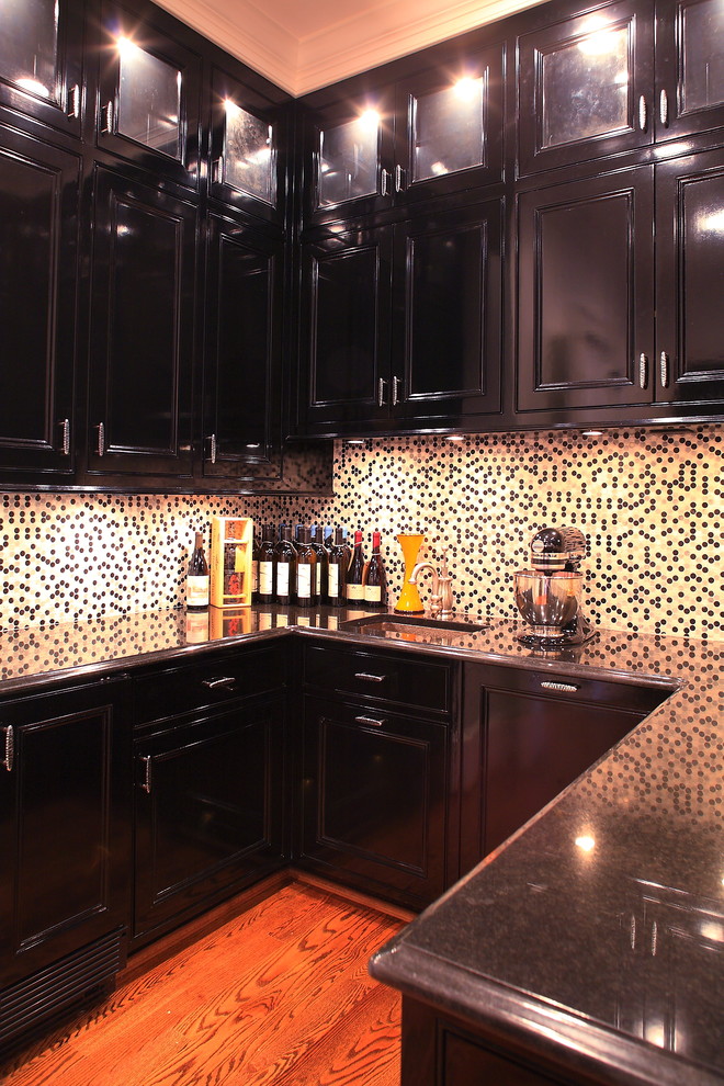 Exempel på ett mellanstort klassiskt kök, med luckor med infälld panel, svarta skåp, flerfärgad stänkskydd, stänkskydd i mosaik, mörkt trägolv och en halv köksö
