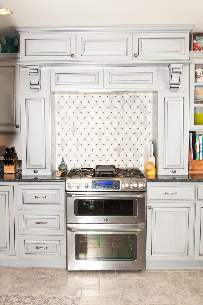 Exempel på ett stort klassiskt kök, med en undermonterad diskho, luckor med upphöjd panel, grå skåp, granitbänkskiva, vitt stänkskydd, stänkskydd i marmor, rostfria vitvaror, klinkergolv i porslin och beiget golv