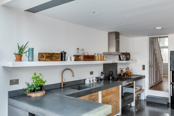Mittelgroße Moderne Wohnküche mit integriertem Waschbecken, Betonarbeitsplatte, Küchenrückwand in Grau, Betonboden und Kücheninsel in London