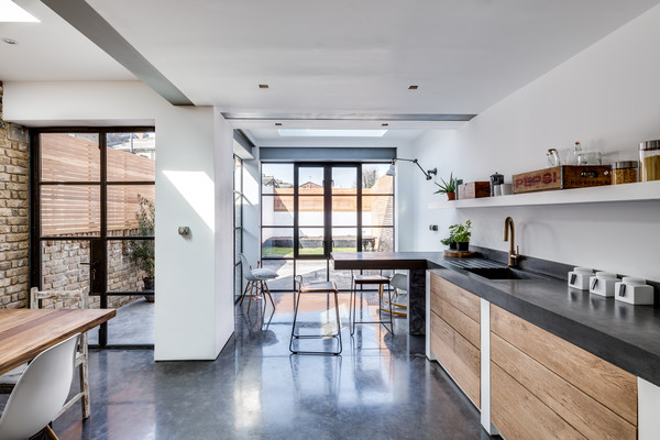 Стильный дизайн: кухня среднего размера в современном стиле с обеденным столом, столешницей из бетона, серым фартуком, бетонным полом и островом - последний тренд