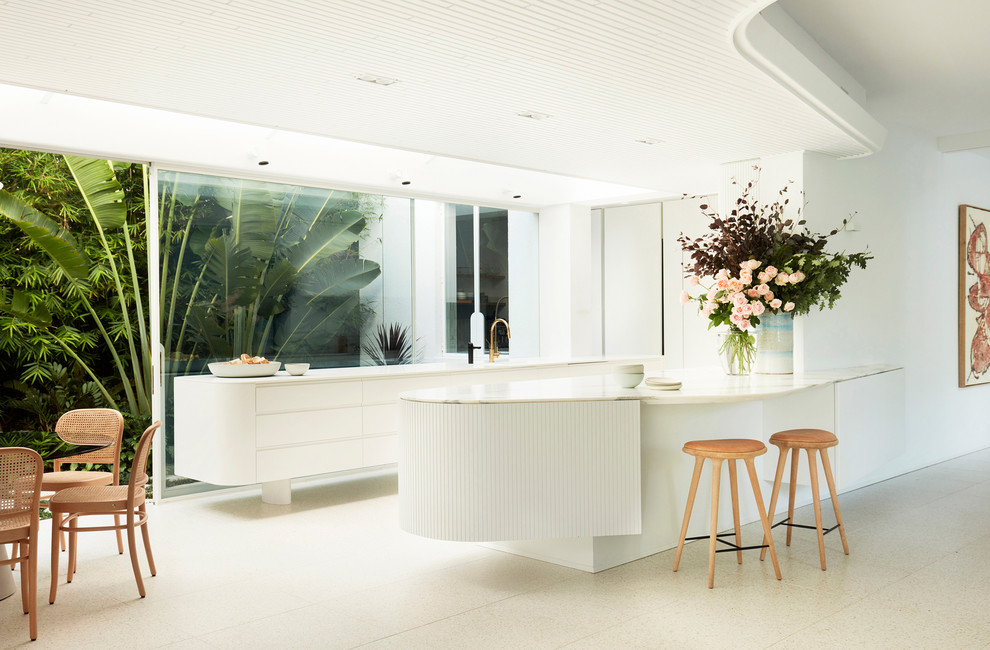 Moderne Wohnküche in U-Form mit flächenbündigen Schrankfronten, weißen Schränken, Rückwand-Fenster, Halbinsel, weißem Boden und weißer Arbeitsplatte in Sydney
