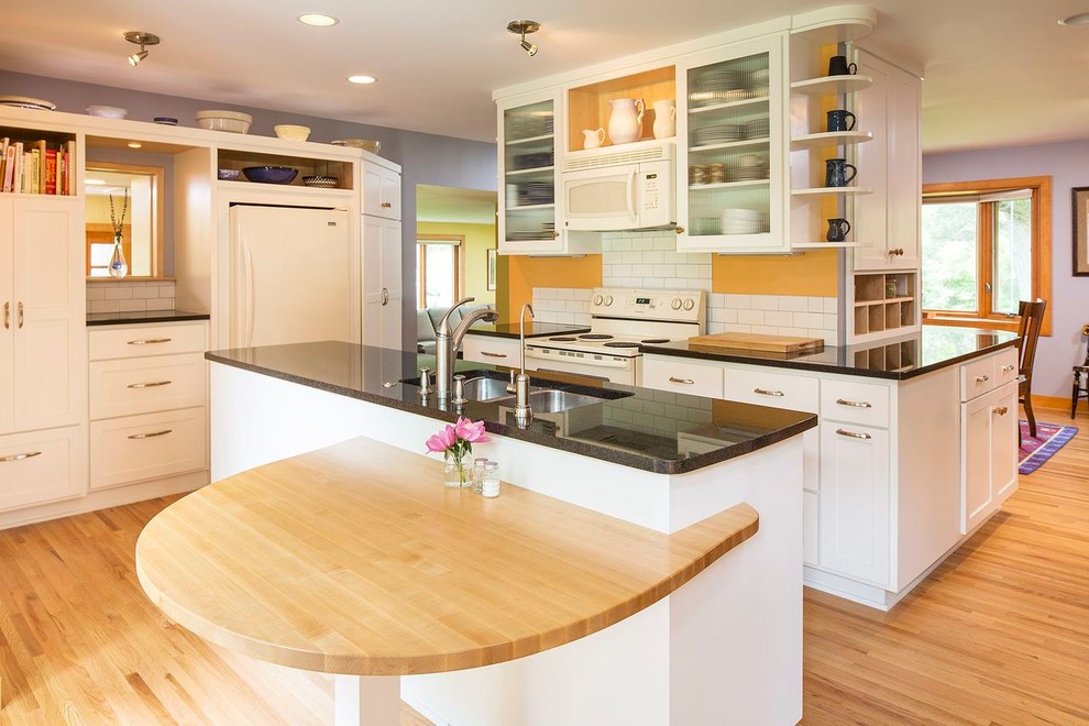 Источник вдохновения для домашнего уюта: кухня в современном стиле с двойной мойкой, фартуком из плитки кабанчик, фасадами в стиле шейкер, белыми фасадами, белым фартуком и белой техникой