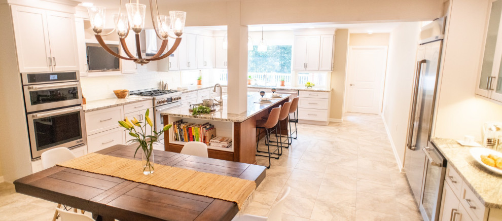 Modern inredning av ett grå grått kök och matrum, med en undermonterad diskho, skåp i shakerstil, vita skåp, granitbänkskiva, vitt stänkskydd, stänkskydd i keramik, rostfria vitvaror, klinkergolv i porslin, en köksö och grått golv
