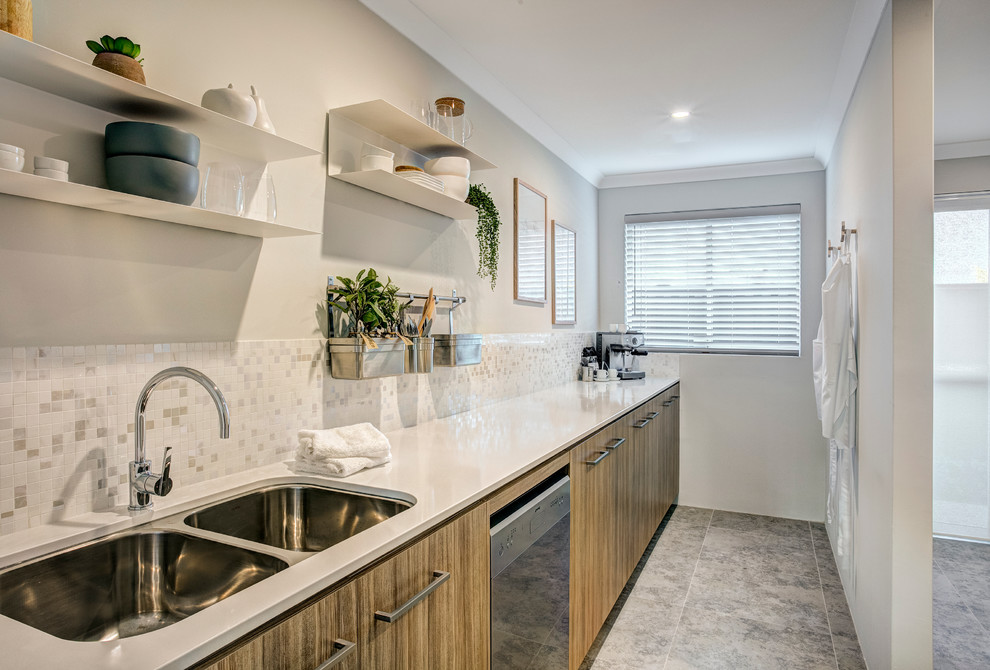 Einzeilige Moderne Küche mit Doppelwaschbecken und Küchengeräten aus Edelstahl in Perth