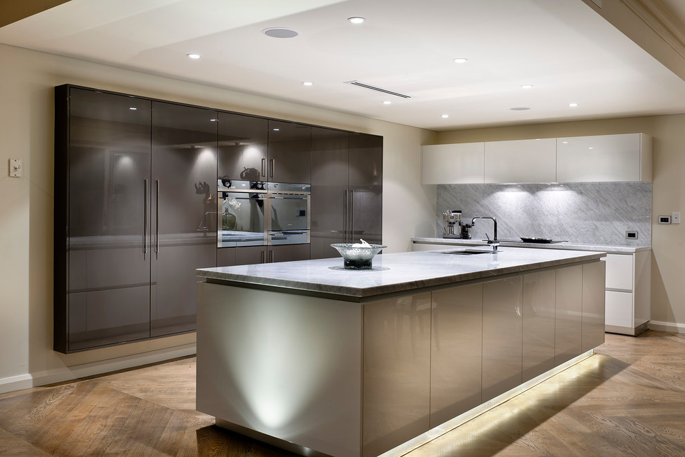 Moderne Küche in L-Form mit flächenbündigen Schrankfronten, grauen Schränken, Küchenrückwand in Grau, braunem Holzboden und Kücheninsel in Perth