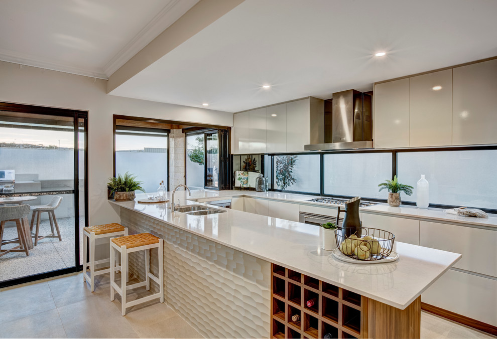 Mittelgroße Moderne Küche in U-Form mit Doppelwaschbecken, flächenbündigen Schrankfronten, weißen Schränken und Halbinsel in Perth