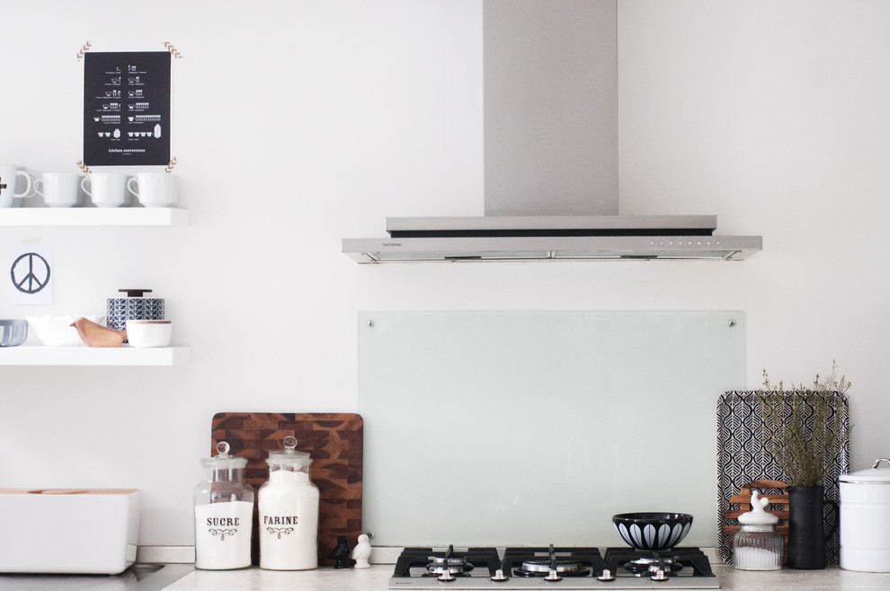 Idee per una cucina minimalista con paraspruzzi con lastra di vetro
