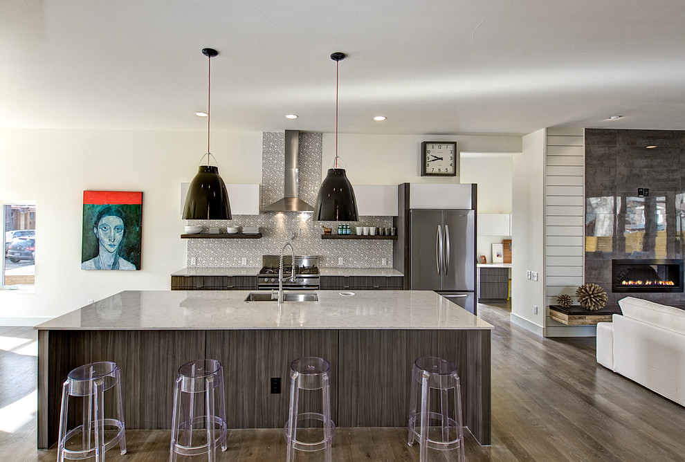 Offene Moderne Küche mit Unterbauwaschbecken, offenen Schränken, dunklen Holzschränken, Granit-Arbeitsplatte, bunter Rückwand, Rückwand aus Keramikfliesen, Küchengeräten aus Edelstahl, braunem Holzboden und Kücheninsel in Denver