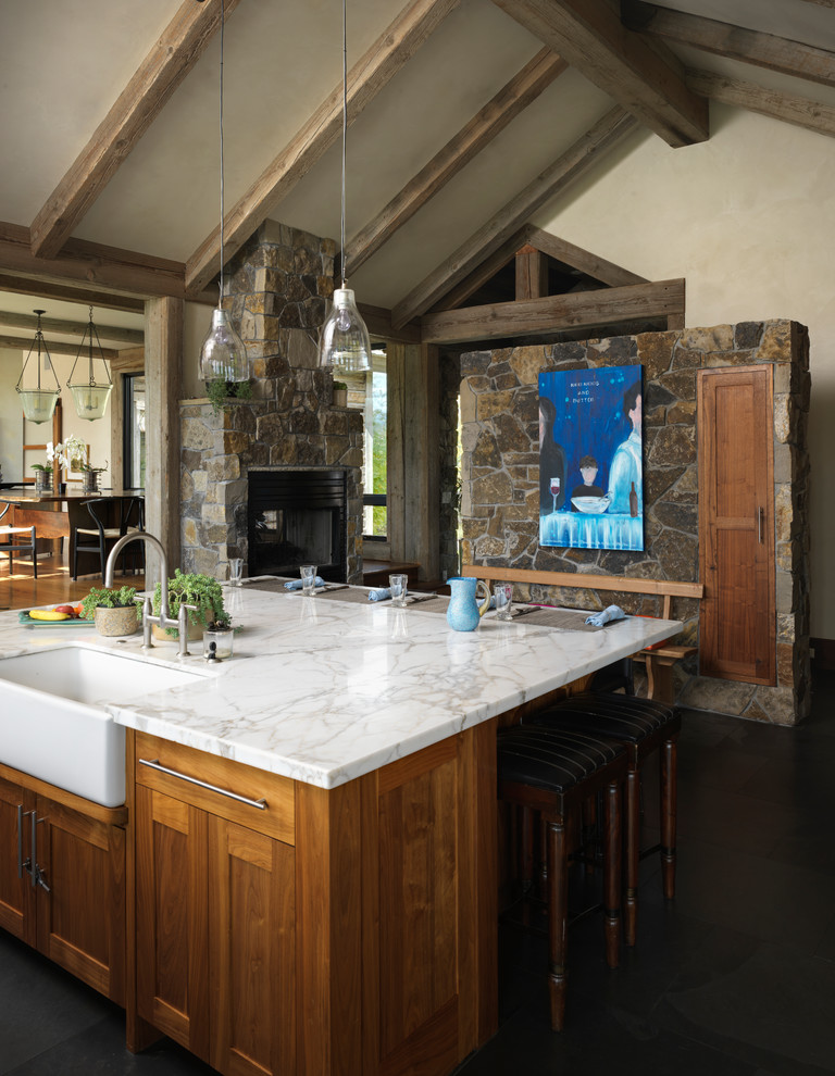 Idee per una cucina rustica di medie dimensioni con lavello stile country, ante con riquadro incassato, ante in legno scuro, top in marmo e pavimento in ardesia