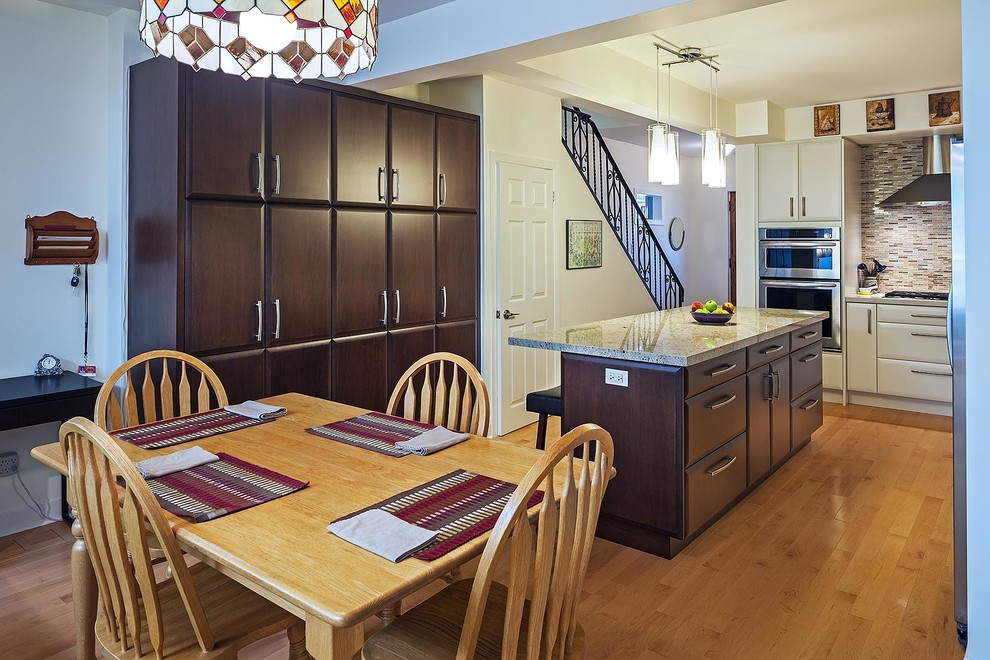 Transitional kitchen photo in Toronto