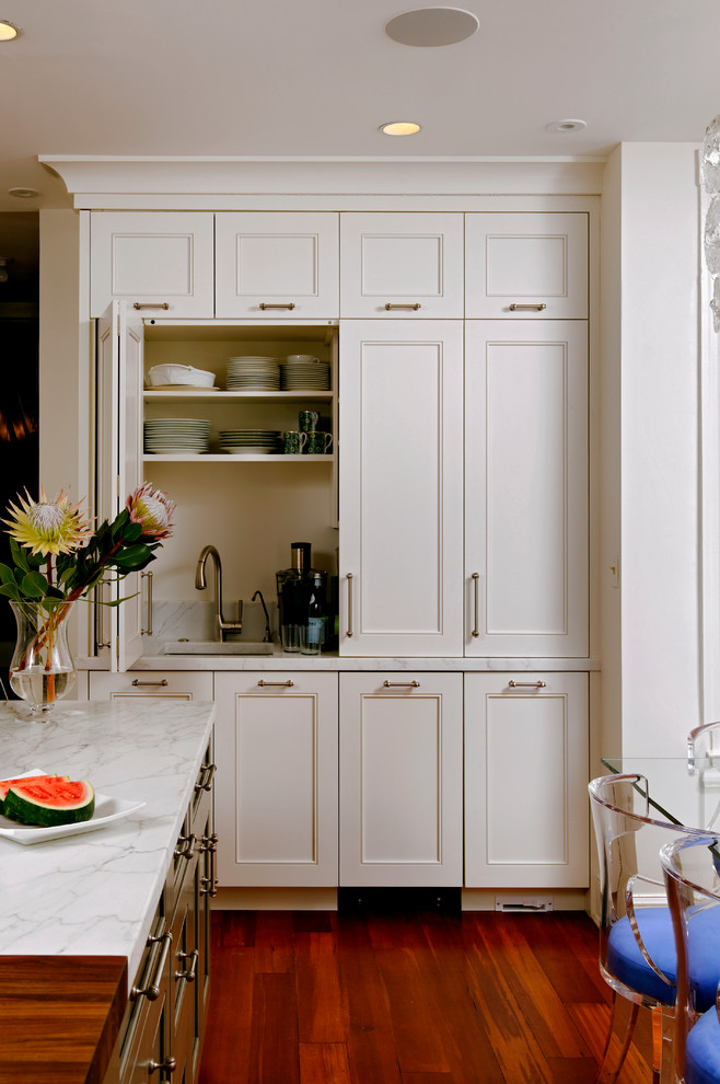 Idéer för att renovera ett vintage kök, med en undermonterad diskho, luckor med infälld panel, vita skåp, marmorbänkskiva, mellanmörkt trägolv och en köksö