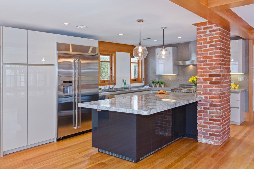 Foto på ett mellanstort funkis kök, med en undermonterad diskho, släta luckor, grå skåp, bänkskiva i kvarts, grått stänkskydd, stänkskydd i porslinskakel, färgglada vitvaror, mellanmörkt trägolv och en köksö