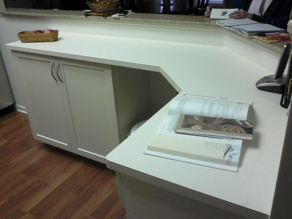 Esempio di una piccola cucina ad U classica con ante con riquadro incassato, ante bianche, top in laminato e parquet chiaro