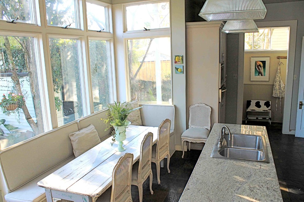 Immagine di una cucina stile shabby di medie dimensioni con lavello da incasso, top in granito, elettrodomestici in acciaio inossidabile e pavimento in ardesia