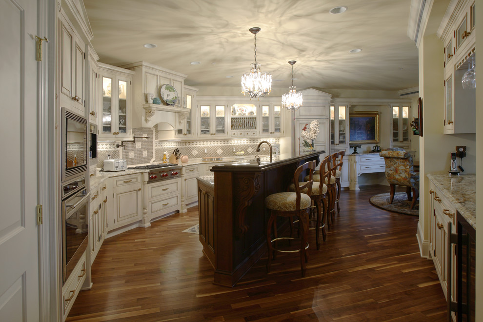 Bild på ett stort vintage kök med öppen planlösning, med luckor med profilerade fronter, vita skåp, granitbänkskiva, flerfärgad stänkskydd, rostfria vitvaror, mellanmörkt trägolv, en köksö och en undermonterad diskho