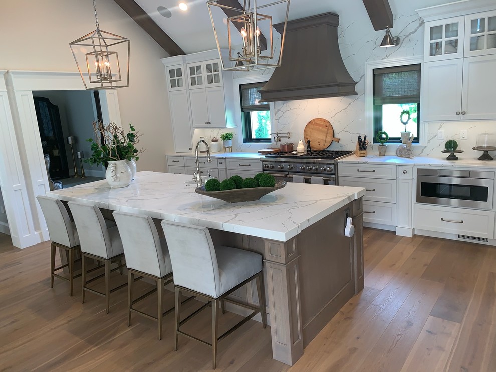 Immagine di un grande cucina con isola centrale chic con paraspruzzi bianco