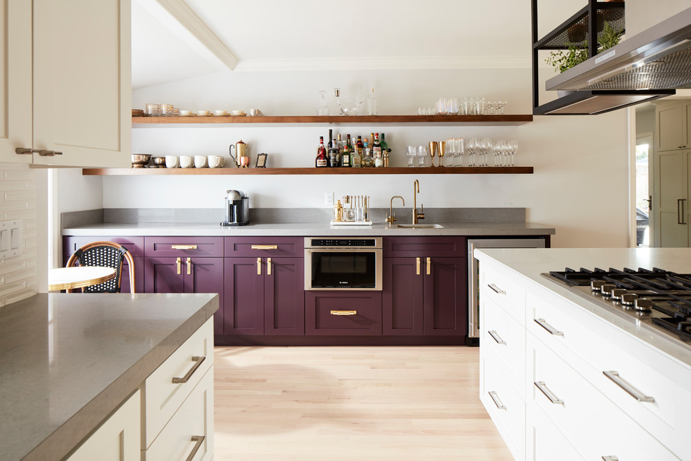 На фото: кухня в современном стиле с фасадами в стиле шейкер, фиолетовыми фасадами, техникой из нержавеющей стали, светлым паркетным полом, бежевым полом и двухцветным гарнитуром