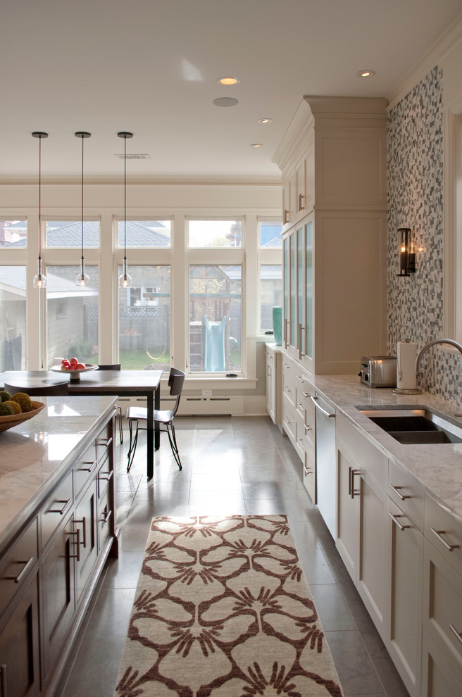 Foto de cocina actual con armarios estilo shaker, salpicadero con mosaicos de azulejos y fregadero de doble seno