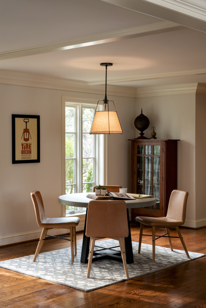 Foto di un'ampia sala da pranzo aperta verso il soggiorno country con pavimento in legno massello medio, pavimento marrone e soffitto a cassettoni