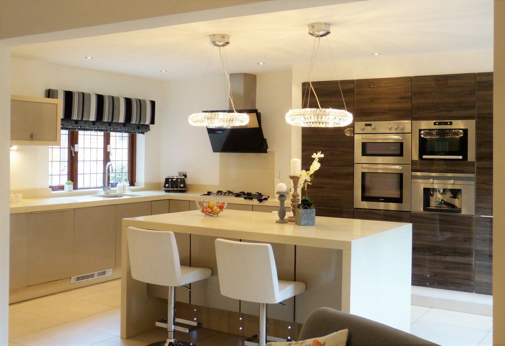 Esempio di una grande cucina ad ambiente unico minimalista con lavello sottopiano, ante lisce, ante grigie, top in marmo, elettrodomestici in acciaio inossidabile e pavimento in gres porcellanato