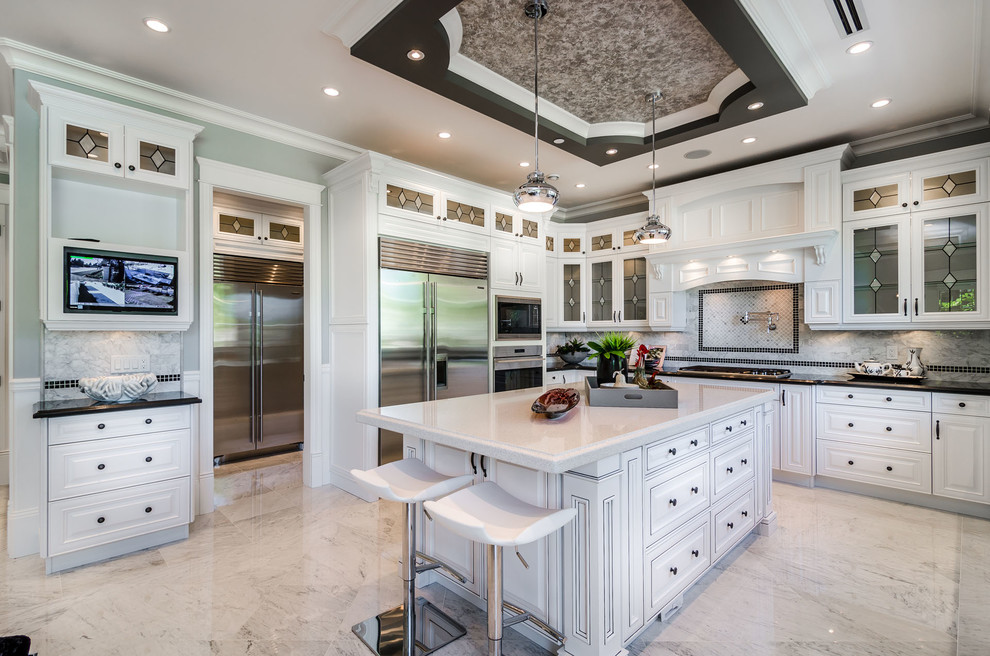 Klassische Küche in L-Form mit profilierten Schrankfronten, Küchenrückwand in Grau, Küchengeräten aus Edelstahl, Marmorboden und Kücheninsel in Vancouver