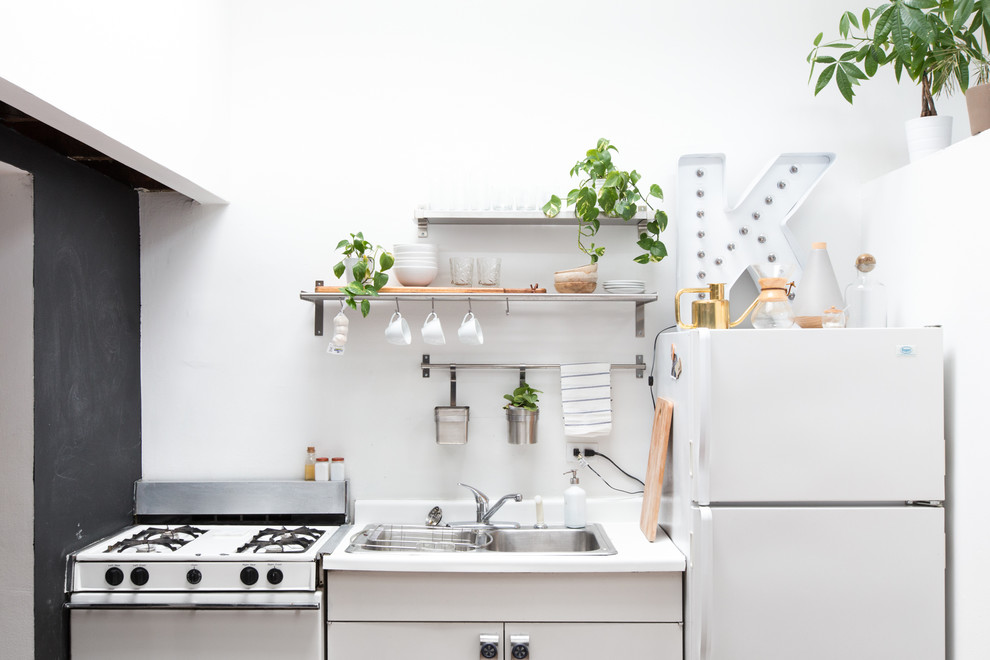 Einzeilige Nordische Küche ohne Insel mit Doppelwaschbecken, weißen Elektrogeräten und offenen Schränken in Chicago