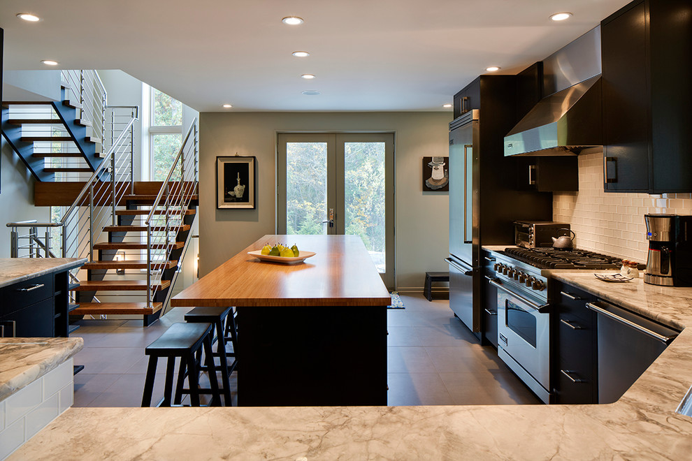 Idéer för att renovera ett mellanstort funkis grå grått kök, med släta luckor, svarta skåp, marmorbänkskiva, vitt stänkskydd, stänkskydd i glaskakel, rostfria vitvaror, en köksö, en undermonterad diskho, bambugolv och beiget golv