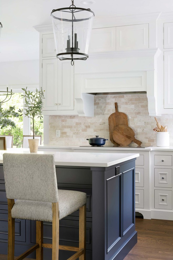 Esempio di una cucina rustica con lavello stile country, ante a filo, ante bianche, paraspruzzi bianco, parquet scuro, pavimento marrone e top bianco