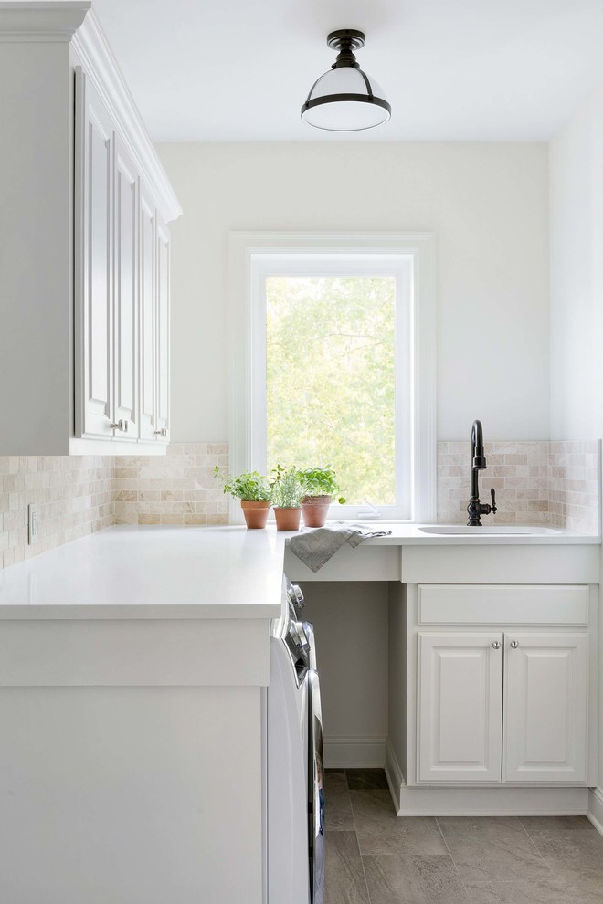 Esempio di una cucina stile rurale con lavello stile country, ante a filo, ante bianche, paraspruzzi bianco, parquet scuro, pavimento marrone e top bianco