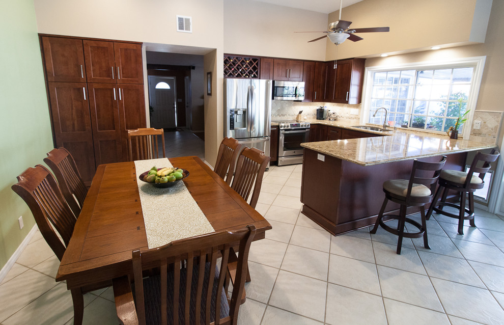 Inspiration for a classic kitchen in Los Angeles.