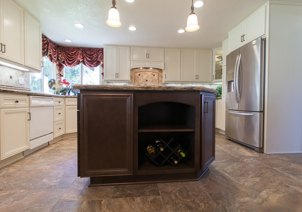Kitchen photo in Los Angeles