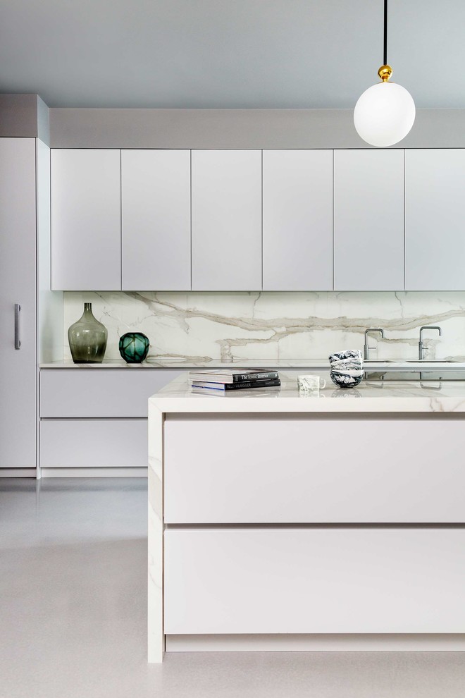 Moderne Küche mit weißen Schränken und Kücheninsel in London