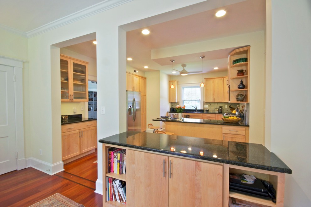 Foto på ett stort funkis kök, med en undermonterad diskho, släta luckor, skåp i ljust trä, granitbänkskiva, grått stänkskydd, stänkskydd i stenkakel, rostfria vitvaror, mellanmörkt trägolv och en halv köksö