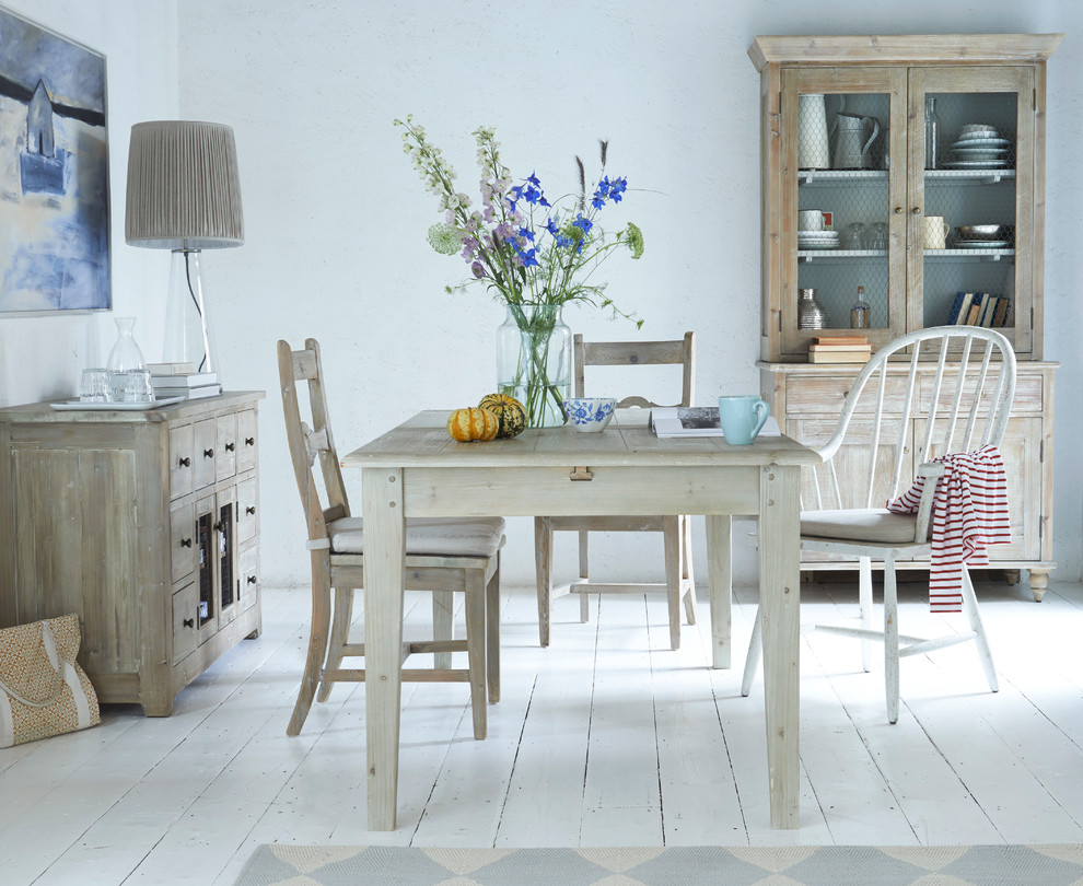 Ispirazione per una piccola sala da pranzo aperta verso la cucina country con pavimento in legno verniciato