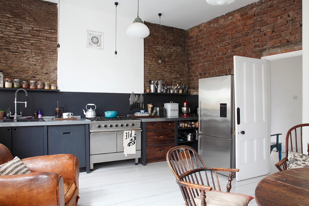 Offene Klassische Küche ohne Insel mit flächenbündigen Schrankfronten, Edelstahl-Arbeitsplatte, Küchengeräten aus Edelstahl und gebeiztem Holzboden in London