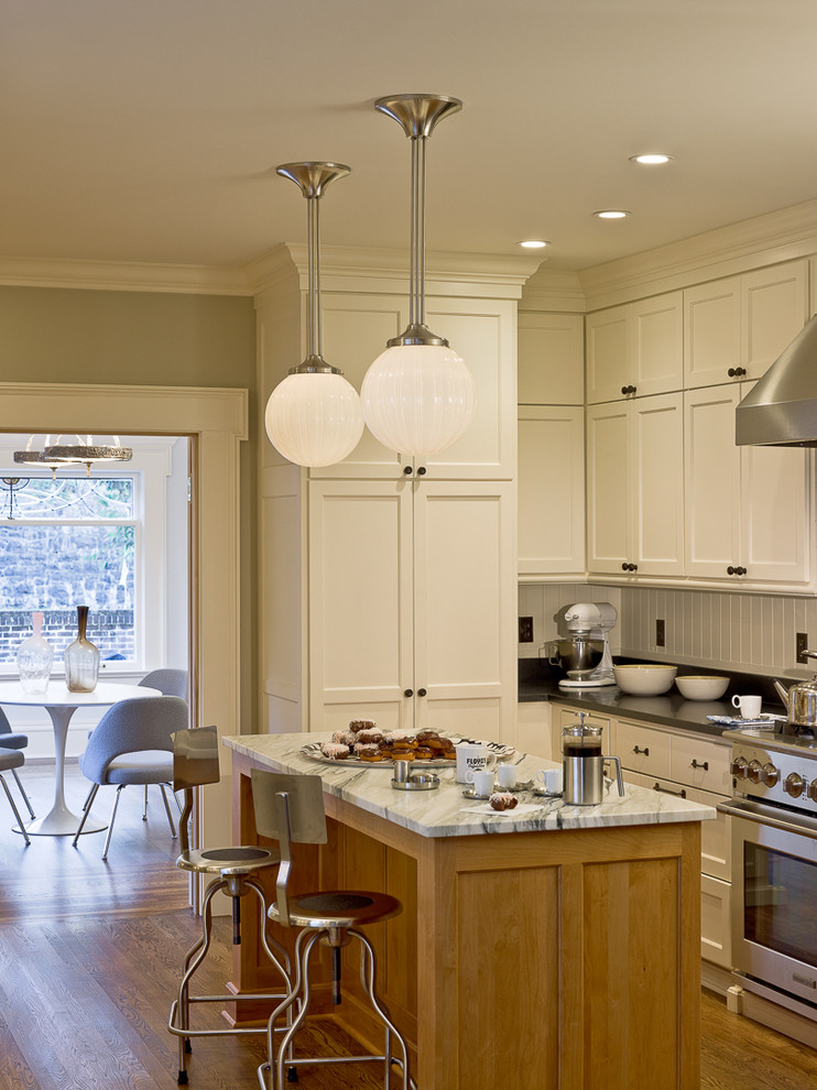 Klassische Küchenbar mit Schrankfronten im Shaker-Stil, weißen Schränken und Küchengeräten aus Edelstahl in Portland