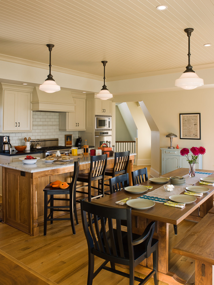 Klassische Küche mit Rückwand aus Metrofliesen, beigen Schränken, Küchenrückwand in Weiß, Küchengeräten aus Edelstahl und Schrankfronten im Shaker-Stil in Portland