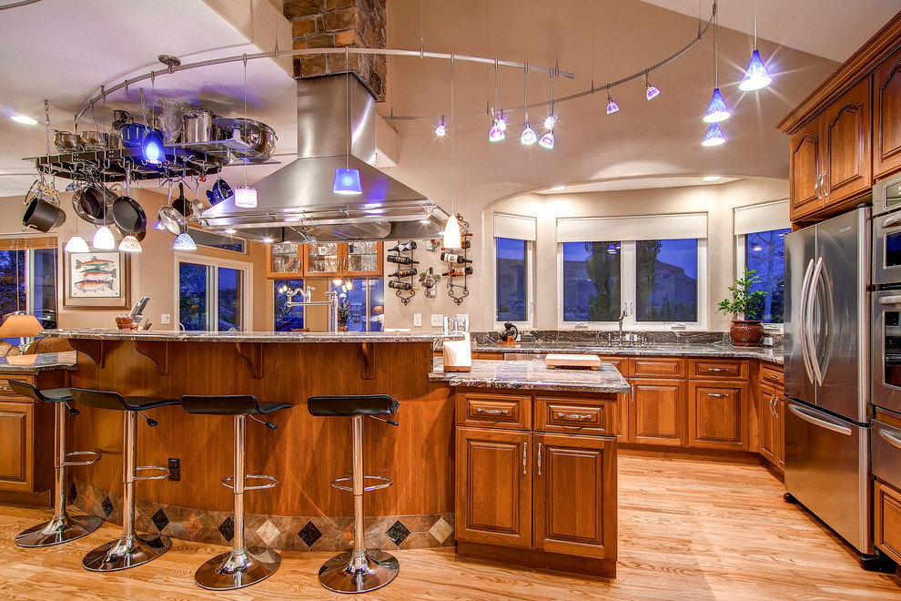 Klassische Küche mit Küchengeräten aus Edelstahl in Denver